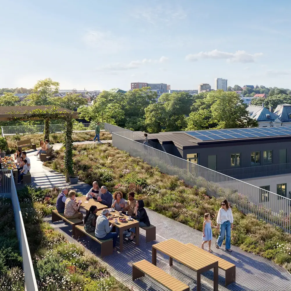 Grönskande gemensam takterrass med sittplatser och utsikt över staden.